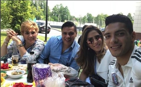 Raúl Jiménezs junto a su novia Daniela Basso y sus padres.