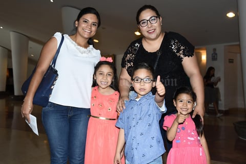 20062018 EN EL TEATRO.  Sofía, Arturo, Martha, Liz y Lorena.