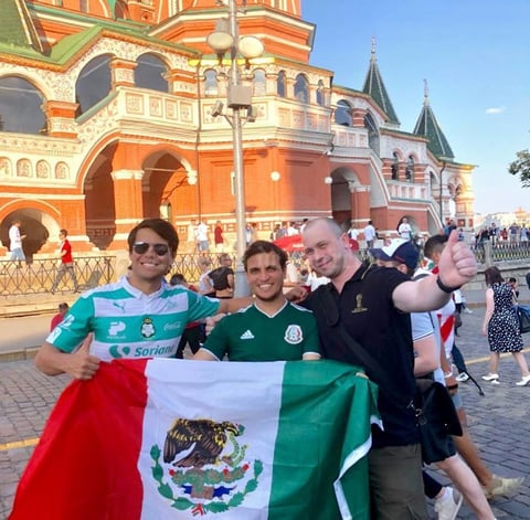 20062018 EN LA PLAZA ROJA DE MOSCú.  Dos laguneros que viven y trabajan en Nueva York, Diego y Eduardo Asúnsolo Ramírez, con un amigo ruso.