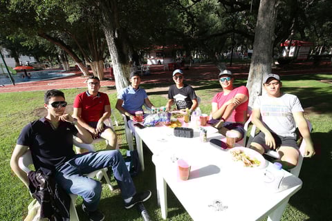 Amigos disfrutan de una tarde juntos.