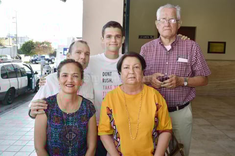 22062018 EN EL TEATRO.  Thomas, Silvia, Thomas, Rodolfo y Margarita.