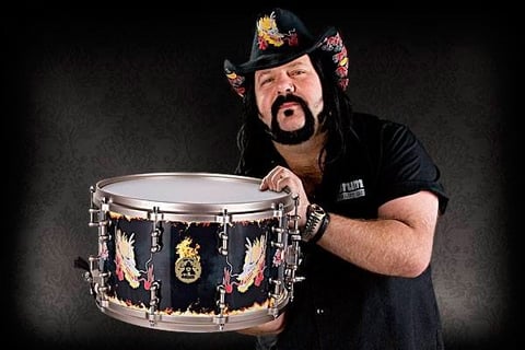En los últimos años, Vinnie se mantenía activo con el grupo Hellyeah.