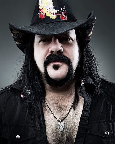 Vinnie Paul, baterista y fundador de la agrupación estadunidense de groove metal Pantera, así como integrante de las bandas Damageplan y Hellyeah, falleció a los 54 años.