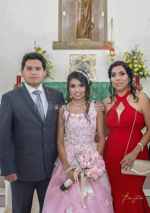 24062018 Elizabeth Jove Menchaca  en su festejo de sus XV años acompañada de sus padres, los señores Dra. Alma Menchaca Tovar y Dr. Yonatan Jove Sosa.