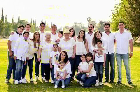 24062018 FESTEJO EN FAMILIA.  María Josefina Cobián Delgado acompañada de sus hijos, nietos y bisnietos en su celebración por sus 80 años de vida.