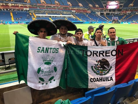 25062018 POSAN PARA LA FOTO.  Amigos en el Mundial.