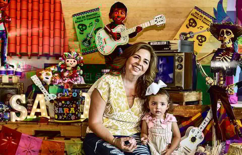 Acompanada de su abuelita  Victoria Armandariz