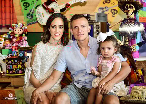 Sara con sus papas  Jorge Francia y Paola Roig Armendariz