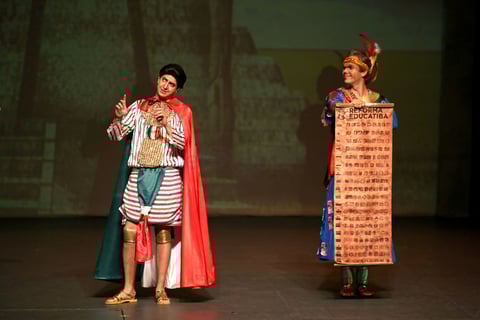 El privilegio de mandar volvió a la televisión y debido al éxito que consiguió los actores Christian Ahumada, Claudio Herrera y Herson Andrade, entre otros, adaptaron la emisión a un show teatral.
