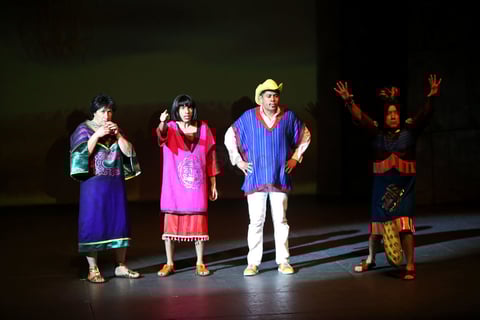 Y no es que los funcionarios hayan hecho un debate en la región, sino que los actores de El privilegio de mandar los encarnaron en el Teatro Nazas.