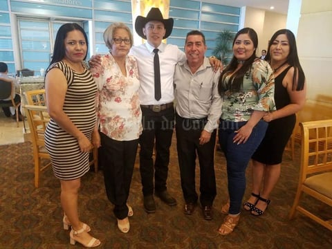 26062018 CELEBRA EN FAMILIA.  Federico Flores Robles con sus papás, Federico Flores y Mercedes Robles García, y sus hermanas, Sanjuana, Cynthia y Emilia Flores Robles.