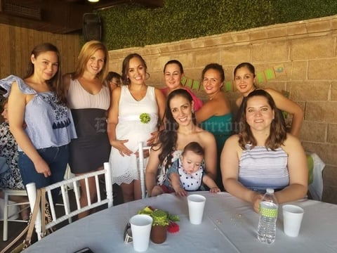 26062018 BABY SHOWER.  Ella Piehler acompañada por algunas de sus amigas en la fiesta de canastilla que se le organizó con motivo del nacimiento de su bebé en septiembre.