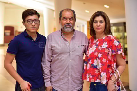 27062018 EN EL TEATRO.  Óscar, Diego y Luly.