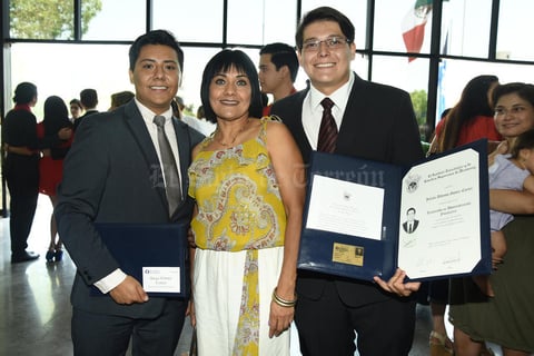 27062018 MUY CONTENTOS.  Diego, Maricarmen y Julián.