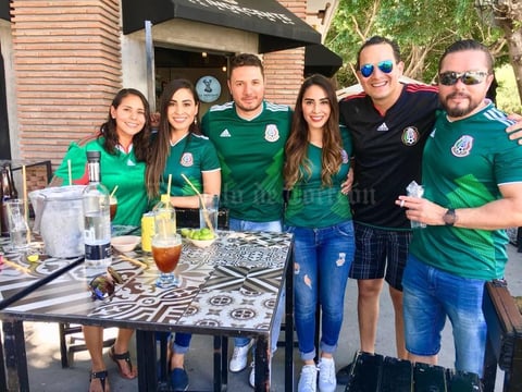 27062018 APOYAN A LA SELECCIóN.  Mónica, María, Ricardo, Isabel, Eduardo y Julio.