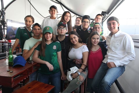Amigos disfrutan de un rato juntos.