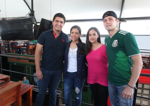 Erick, Rebeca y Renata.