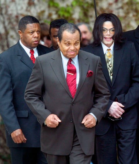 Hace unos días, mientras se cumplían 9 años del deceso de Michael Jackson, Joe empleó su cuenta de Twitter para colocar una imagen suya mirando un ocaso y comentar:
