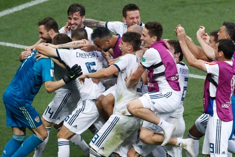 Todos los jugadores rusos celebran con Akinfeev,