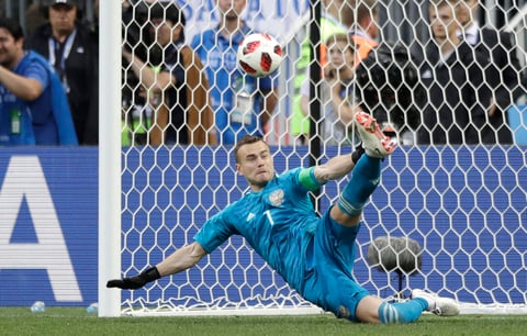 Akinfeev atajó de esta manera el tiro de Iago Aspas.