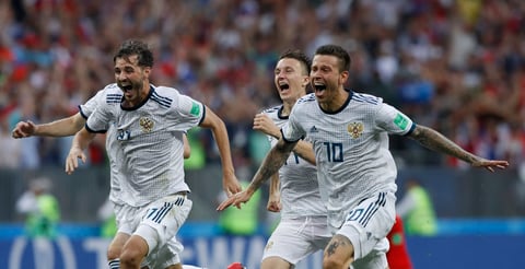 Los jugadores rusos festejan tras la ataja de Akinfeev.