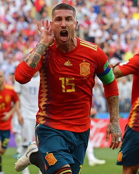 Sergio Ramos festeja la anotación de España.