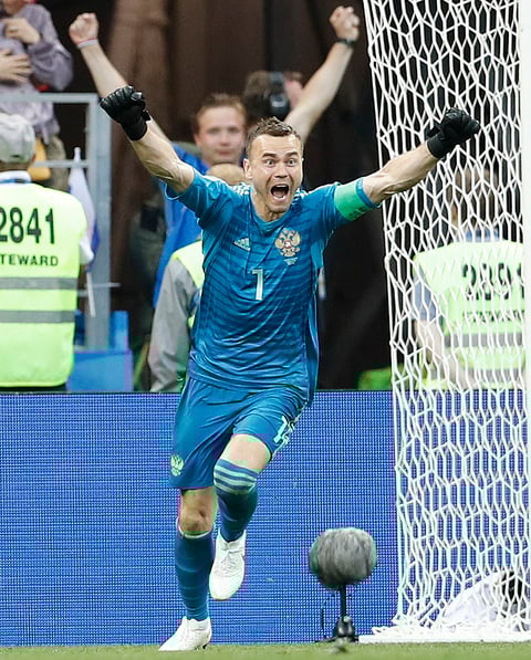 El arquero de Rusia fue el héroe del encuentro.