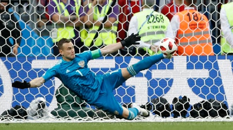 Akinfeev se lanzó de gran manera para tapar el tiro de Aspas.