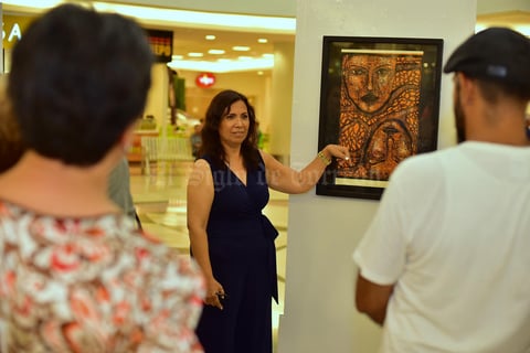 02072018 La artista explica su obra.