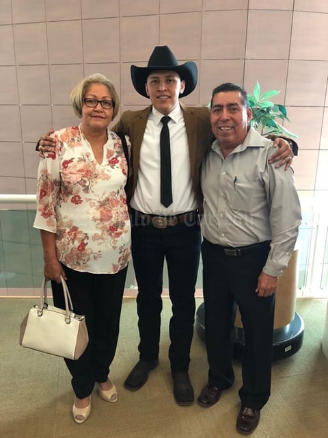 01072018 MUY CONTENTOS.  Federico Flores Robles con sus papás, Mercedes Robles García y Federico Flores.