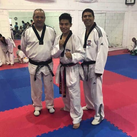 02072018 LOGRA SU OBJETIVO.  Guillermo, hijo de Guillermo Espinoza González y Gabriela Cázares Muñoz, recibe su cinta negra por parte de sus profesores, Sensei Basilio Sifuentes y Fernando Ortegón.