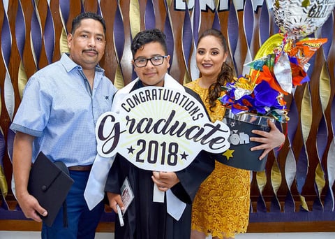 01072018 SE GRADúA DE PRIMARIA.  Mauricio Emiliano Aguilar Díaz, alumno del Instituto Británico de Torreón, con sus papás: Mauricio Aguilar Castañeda e Ivonne Díaz Álvarez.