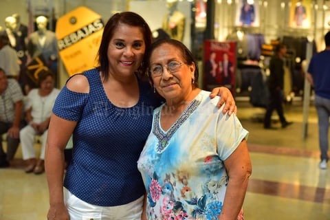 02072018 EN EL MALL.  Virgina y Virginia.