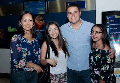 Liliana, Jazmín, Carlos y Rebeca.