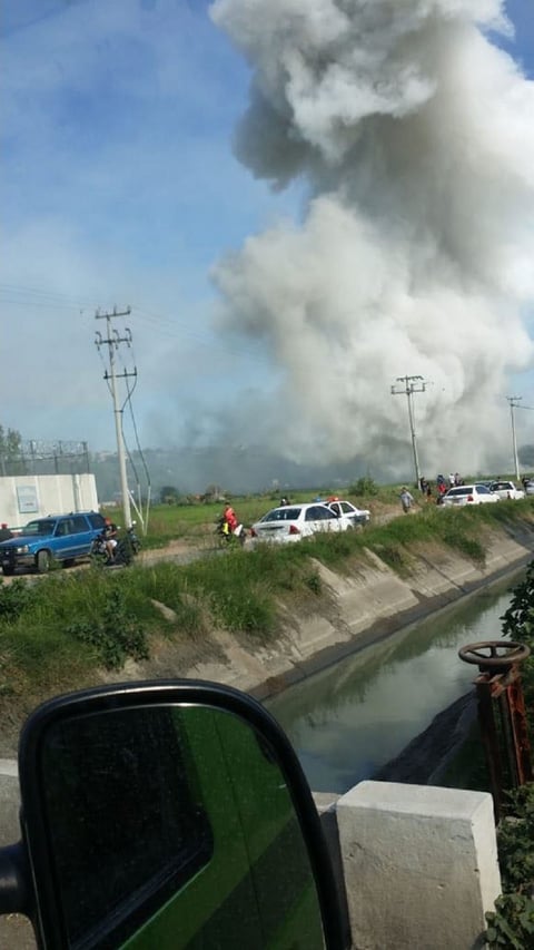 El gobierno del estado de México informó hasta las 13:00 horas que cuerpos de emergencia atendían el llamado de la primera explosión, cuando se suscitó un segundo incidente.
