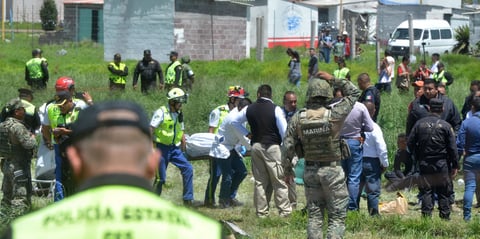 El presidente de México, Enrique Peña Nieto, lamentó "profundamente" en su cuenta de Twitter la pérdida de vidas en la explosión de Tultepec, municipio conocido popularmente como la capital mexicana de la pirotecnia, que ha vivido diversos incidentes de este tipo en los últimos años.