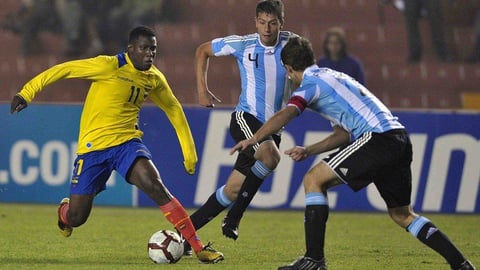 Además, el defensa central también figuró en los juveniles de la Selección Argentina, con la que logró la medalla de plata durante los Juegos Panamericanos que se realizaron en México en el 2011.