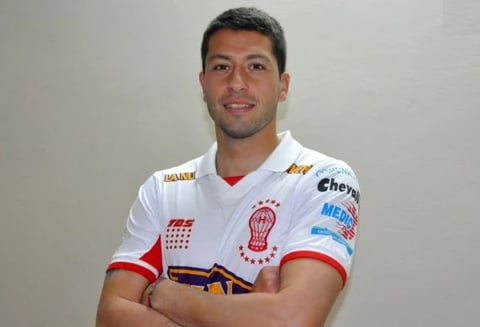 En el 2015 debutó en el Huracán de Argentina, equipo con el que disputó la Copa Libertadores y Copa Sudamericana.