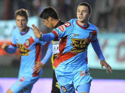 Su debut en la Primera de Argentina se dio en el año del 2009, llegando al Arsenal de Sarandi, equipo al que también perteneció Julio Furch y en el que ambos enfrentaron a Santos en el Estadio Corona durante el torneo de la Copa Libertadores del 2014.