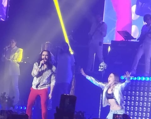 Belinda cantó con Bryan Amadeus de Moderatto.