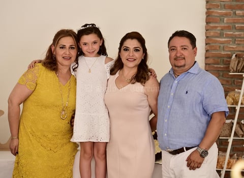 Acompanada por sus papas Maverick Herrera y Ricardo Aguirre  y su madrina Rosario Galvan