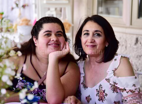 11072018 MUY CONTENTAS.  Dany y Ana María.