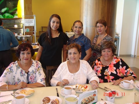 12072018 Disfrutan rico desayuno.