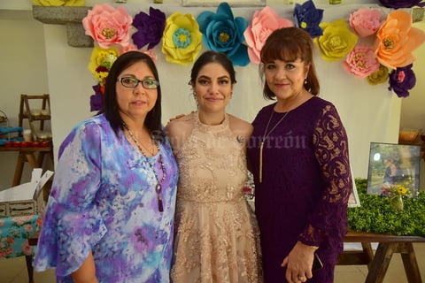 13072018 FUTURA ESPOSA.  Mónica García se casará en breve, por lo que le fue ofrecida una despedida de soltera. La acompañan Norma y Chely.