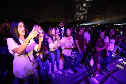 La cercanía con sus fans fue especial. La banda agradeció el cariño de los duranguenses y de vez en cuando bajaban a saludarlos