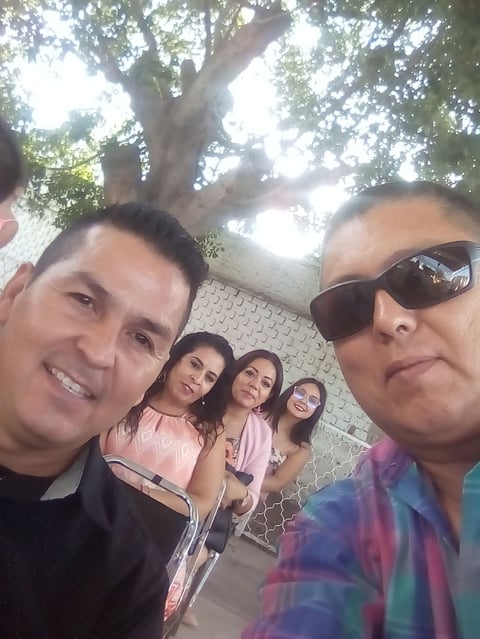 19072018 En la graduación de Emiliano de 6°, celebrando con los
compadres.