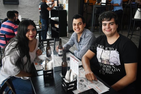 19072018 TARDE DE AMIGOS.  Daniela, Fabián y Roberto.