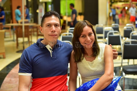 21072018 EN EL MALL.  Juan Aranda y Adriana.