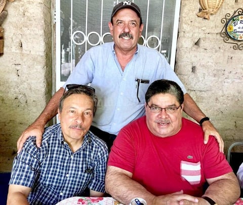 23072018 EN GRATO AMBIENTE.  Ricardo Anchondo, Jesús Sánchez y Ramón Betancourt en la Finca de Adobe de Nicolás Islas.