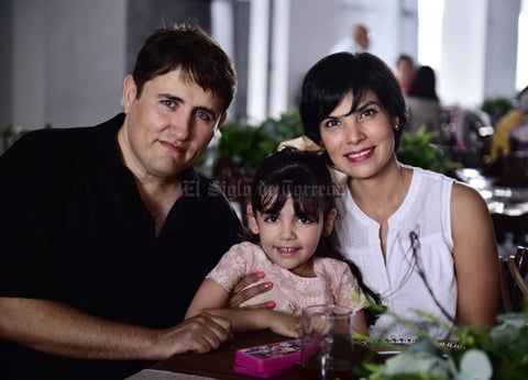 Carlos Trujillo y Julieta Sotomayor con su hija Julie Trujillo Sotomayor